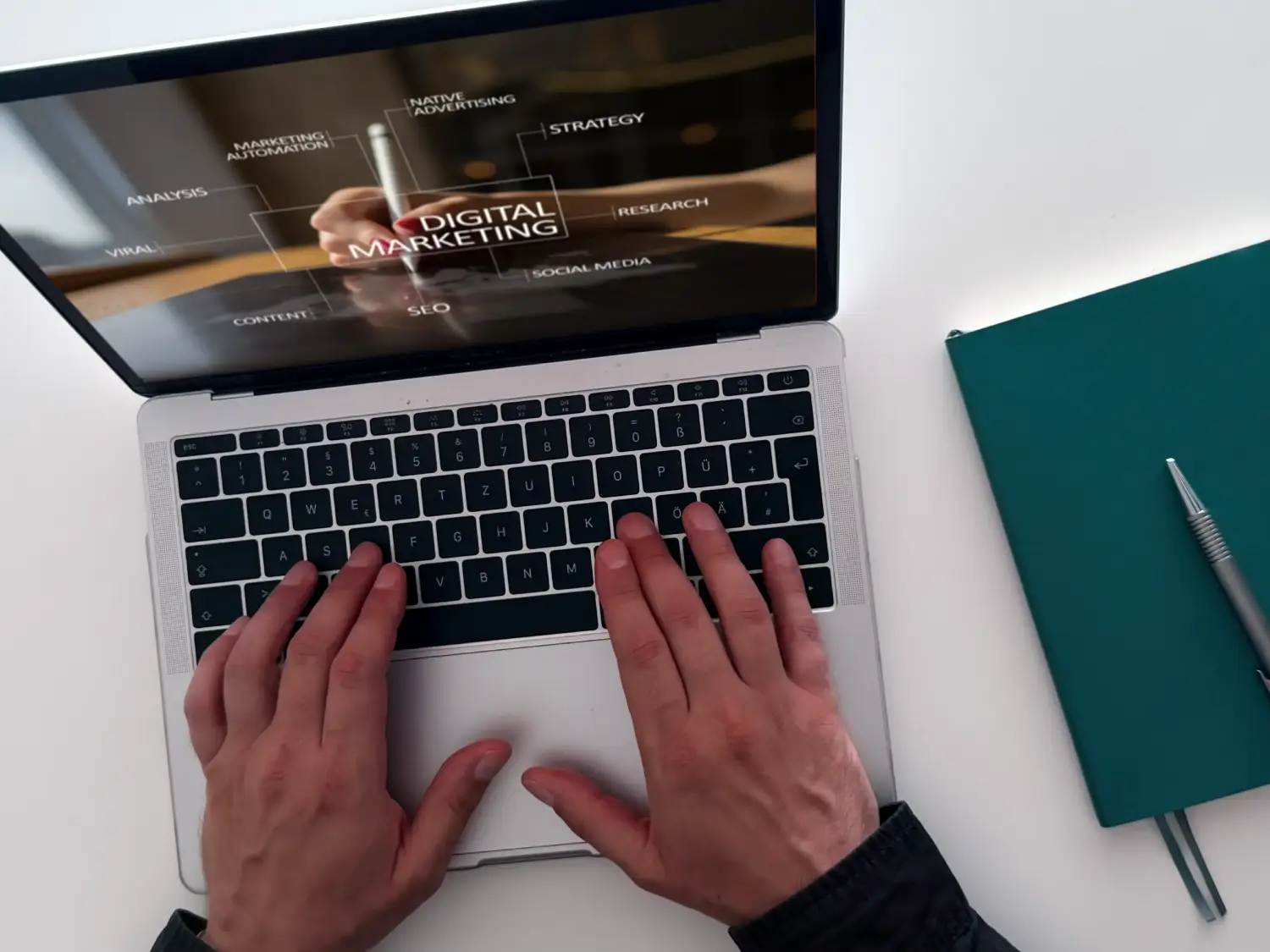 Arbeit am Laptop im Online-Marketing