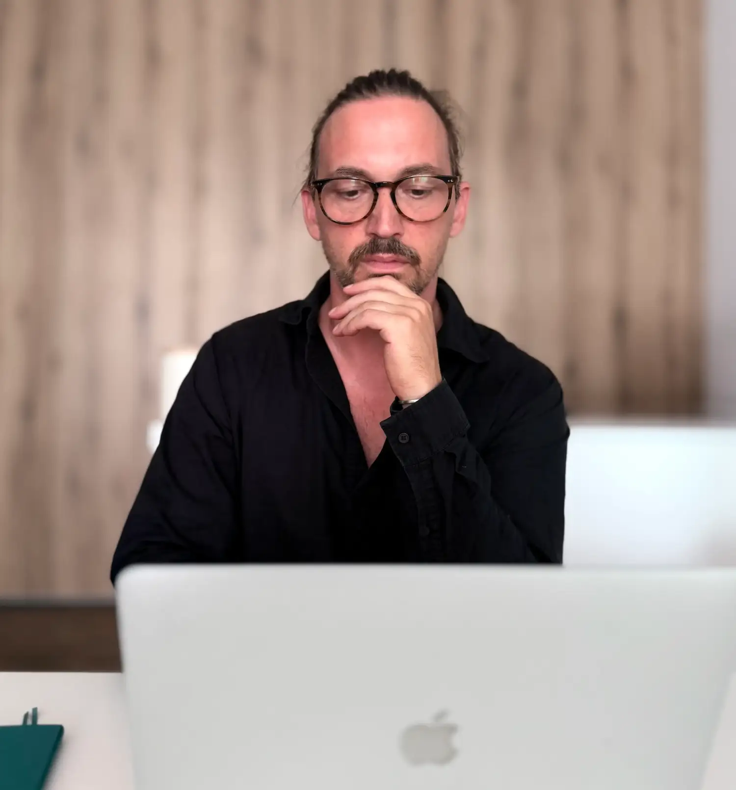Aleksandar Nesic bei der Arbeit am Laptop